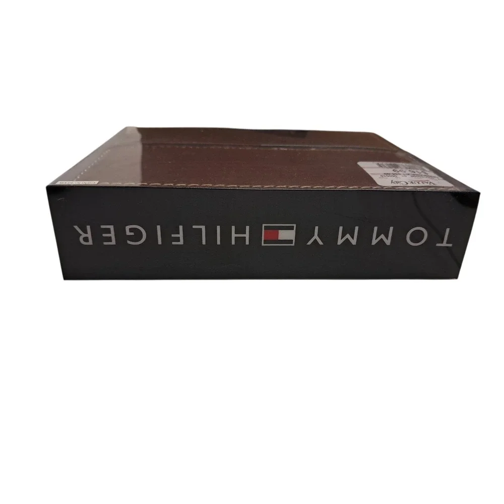 2005 Tommy Hilfiger Black Leather Bi Fold Wallet Passcase &‎ Valet in Box